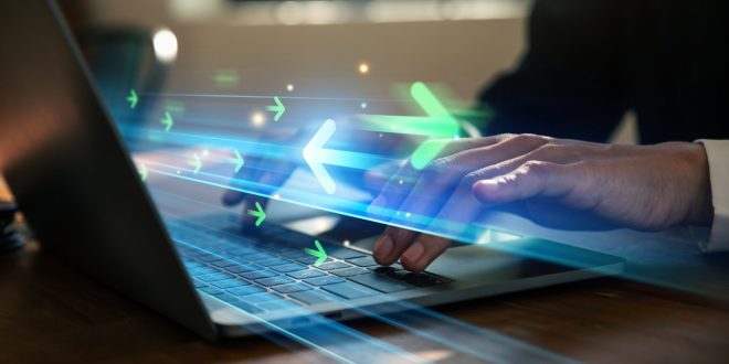 Two arrows hover over a laptop, reflecting on Delasport's successful migration model.