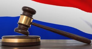 A court hammer with the Dutch flag in the background