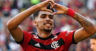 lucas paqueta making love heart with hands
