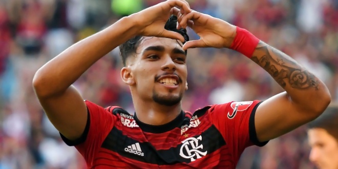 lucas paqueta making love heart with hands