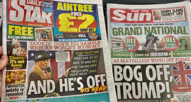 Een exemplaar van The Sun en de Daily Star met advertenties voor de Grand National en bookmakers op voorpagina's