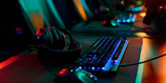 Esports controller and keyboard on a table