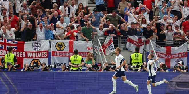 Bet365 vindt WK-opwinding al hoog als trekkingsdag landt 2 Engelse voetbalfans kijken naar het nationale elftal tijdens UEFA EURO 2024