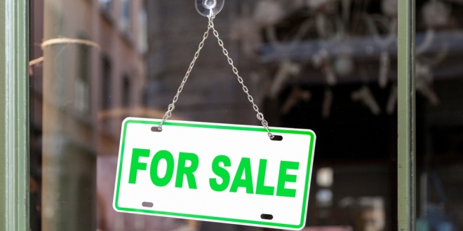 A for sale sign, symbolising the reported negotiations between Betsson and Yolo Group for a purchase of Sportsbet.io and BitCasino