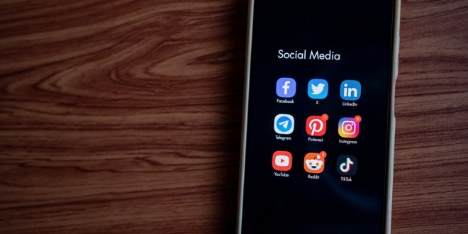 Social media apps on a mobile phone