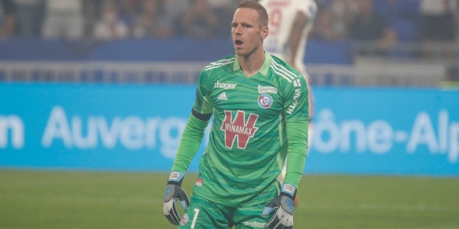 Strasbourg kit, representing a team in France with a gambling sponsor, as Fédération Addiction calls for reforms