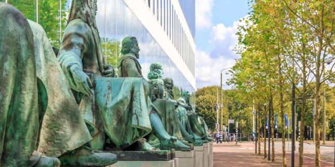 The statues outside the Dutch Supreme Court