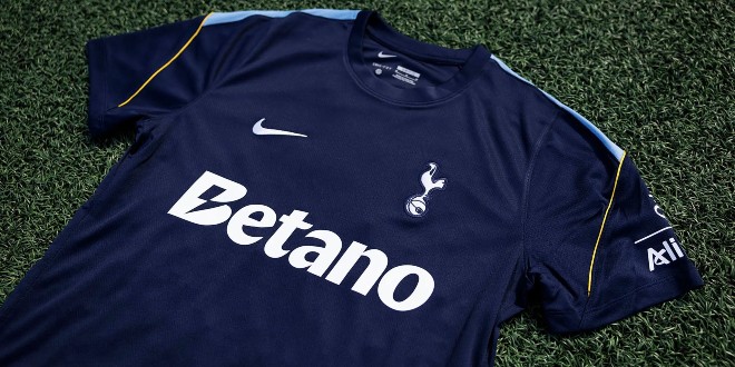 Tottenham Hotspur training kit with Betano sponsor