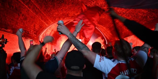 Arsenal fans celebrate their 2025/26 Premier League victory