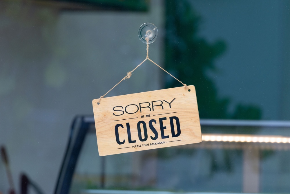 Sorry We're Closed Sign, symbolising Tether.bet's closure