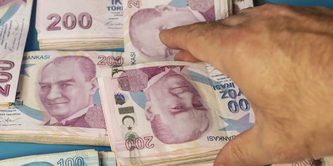 Turkish lira, the national currency of Turkey, being counted